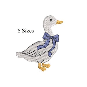 Puede incluir: Diseño bordado de un ganso blanco con un lazo azul alrededor del cuello, pico amarillo y patas amarillas. El texto "6 Tamaños" está encima del ganso. Este diseño es adecuado para varios proyectos de bordado.