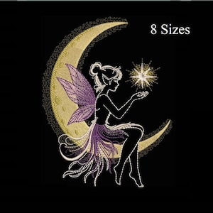 Puede incluir: Diseño bordado de un hada sentada en una luna creciente, sosteniendo una estrella. El hada tiene alas moradas y una falda a juego. La luna es dorada con un borde de encaje. El texto "8 Sizes" está en la esquina superior derecha. El fondo es negro.