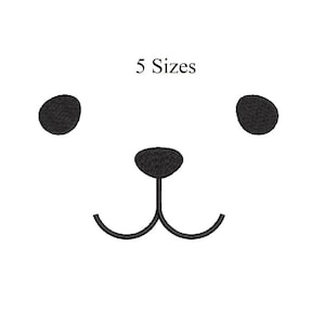 Puede incluir: Un diseño bordado de una cara de oso, con dos orejas ovaladas negras, una nariz negra y una boca negra curvada. El texto "5 Sizes" está encima del diseño. El diseño está sobre un fondo blanco.