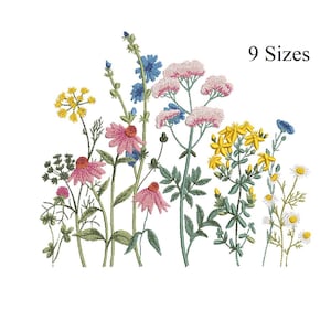 Op de afbeelding: Een geborduurd ontwerp met een verscheidenheid aan wilde bloemen in roze, geel, blauw en wit, met groene stelen en bladeren. De tekst "9 Maten" staat boven de bloemen.