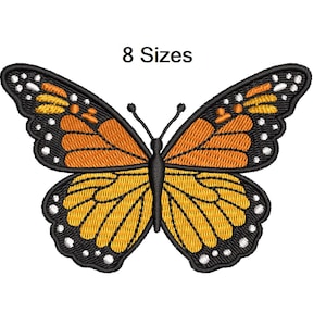 以下が含まれることがあります： オレンジと黄色の羽を持つ刺繍された蝶のパッチ。白いドットが付いた黒で縁取られています。「8サイズ」というテキストが蝶の上にあります。このパッチは、衣類、バッグ、またはその他の布地アイテムに適しています。