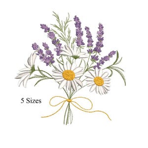 Puede incluir: Diseño floral bordado con un ramo de margaritas y lavanda. Las margaritas tienen pétalos blancos y centros amarillos, mientras que la lavanda es morada. El ramo está atado con una cinta amarilla. El texto dice "5 Tamaños".