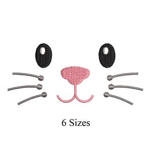 Könnte beinhalten: Gesticktes Design eines Hasengesichts mit schwarzen ovalen Augen, einer rosa Nase und Schnurrhaaren. Der Text "6 Größen" befindet sich darunter. Dieses Design ist wahrscheinlich für Stickprojekte.