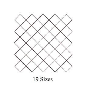 Op de afbeelding: Een zwart-wit afbeelding van een raster van onderling verbonden ruiten. De tekst "19 Maten" staat onder het raster. Het ontwerp is eenvoudig en geometrisch, geschikt voor diverse toepassingen.