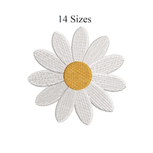 Puede incluir: Una margarita bordada con pétalos blancos y un centro amarillo. El texto "14 Tamaños" está encima de la flor. La margarita es un diseño floral popular, a menudo utilizado en proyectos de bordado.