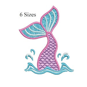 Puede incluir: Diseño bordado de cola de sirena en tonos rosa, azul y blanco, emergiendo de olas azules estilizadas. El texto "6 Sizes" está encima del diseño. Adecuado para diversos proyectos de manualidades.