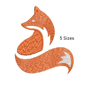 Könnte beinhalten: Gesticktes Design eines Fuchses in Orange und Weiß. Der Fuchs ist stilisiert mit einem geschwungenen Körper und Schwanz dargestellt. Der Text "5 Sizes" ist zu sehen. Dieses Design eignet sich für verschiedene Bastelprojekte.