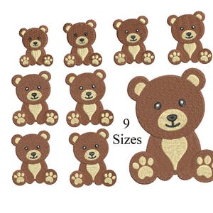 Puede incluir: Una colección de nueve diseños de osos de peluche bordados en varios tamaños. Los osos son marrones con vientres y almohadillas de patas beige, con ojos negros y una cara sonriente. Se muestra el texto "9 Sizes".
