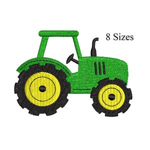 Könnte beinhalten: Gestickter grüner Traktor mit schwarzen und gelben Rädern, Lenkrad und Auspuffrohr. Der Traktor hat eine Kabine und der Text "8 Größen" wird angezeigt. Dieses Design eignet sich für verschiedene Bastelprojekte.