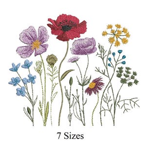 Könnte beinhalten: Ein gesticktes Blumendesign mit einer Vielzahl von Wildblumen in Rot-, Lila-, Blau- und Gelbtönen. Das Design umfasst eine Mohnblume, Kosmeen und andere Wildblumen. Der Text "7 Sizes" befindet sich unten.