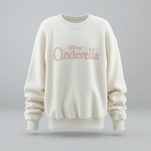 Sweatshirt Disney Princess Assepoester, Assepoester Est. 1950 kasteeltrui, een koninkrijk ver weg ronde hals, Disney vakantiesweater