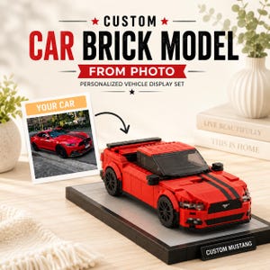 Può includere: Un modellino di auto in mattoncini rossi con strisce da corsa nere su una base con una targhetta CUSTOM MUSTANG. Accanto c'è una foto di un'auto rossa con il testo CUSTOM CAR BRICK MODEL FROM PHOTO PERSONALIZED VEHICLE DISPLAY SET.