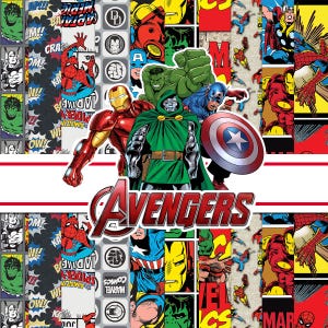 Può includere: Un collage di personaggi dei fumetti Marvel tra cui Iron Man, Doctor Doom, Hulk, Captain America e Spider-Man. La parola AVENGERS è stampata in grandi lettere rosse al centro. Lo sfondo presenta pannelli di fumetti ripetuti.