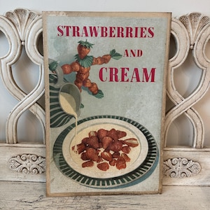 Cartel publicitario de tienda de comestibles vintage: fresas con nata. Letrero publicitario. Auténtico.