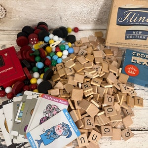 Grand lot de pièces de jeu vintage - jetons de jeu en bois, dominos, scrabble, jeux de cartes - idéal pour fabriquer des jetons de création ou de boisson