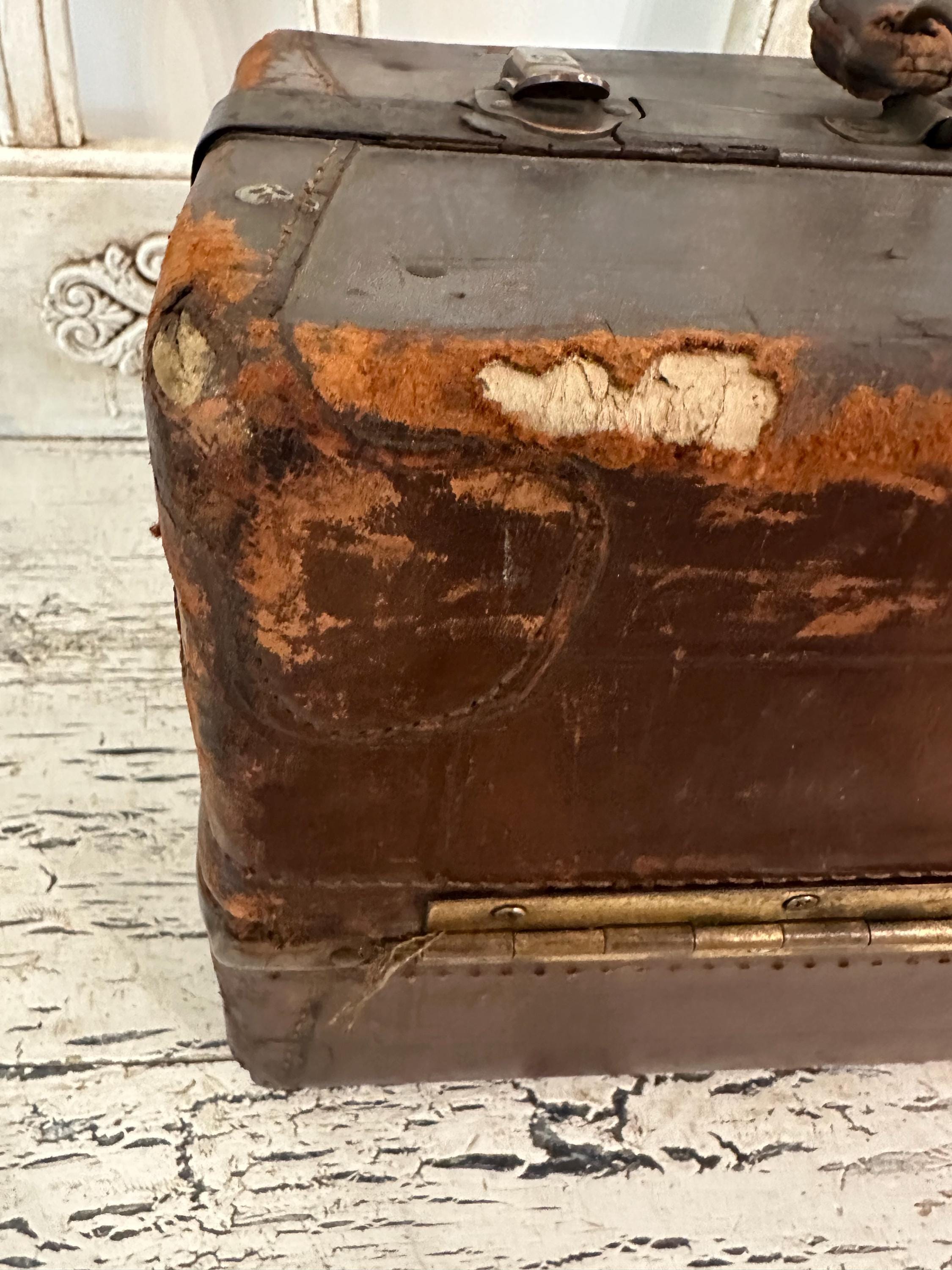Antique Leather Tackle Box - Von Lengerke & Antoine (abercrombie and Fitch) - Distressed, Tattered, Gorgeous - Etsy Antique Leather Tackle Box - Von Lengerke & Antoine (abercrombie and Fitch) - Distressed, Tattered, Gorgeous - Etsy