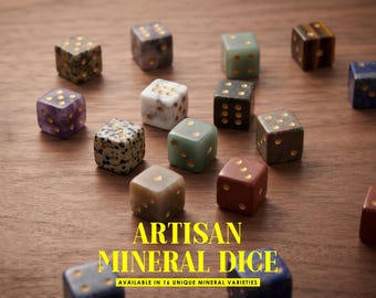 Może przedstawiać: Kolekcja szesnastu wielokolorowych kamiennych kości do gry ze złotymi oczkami. Tekst ARTISAN MINERAL DICE oraz AVAILABLE IN 16 UNIQUE MINERAL VARIETIES jest nadrukowany na żółto u dołu obrazu.