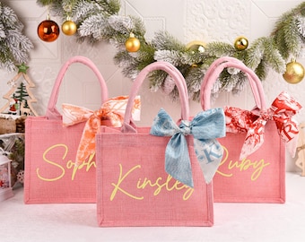 Bolsa de praia de juta rosa personalizada com lenço inicial, bolsa de praia personalizada para madrinhas, lembrancinhas para despedida de solteira, bolsa de estopa para madrinhas