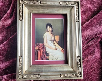 Portrait encadré de l'époque Régence dans un cadre argenté vintage | Art mural bordeaux | Décoration d'étagère | Décoration de bibliothèque ou de box