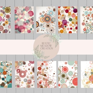 Può includere: Una collezione di dieci stampe artistiche astratte con cerchi colorati in varie dimensioni e disposizioni. Le stampe presentano una tavolozza di rosa, arancione, blu e verde, con un mix di cerchi pieni e fantasia. Le stampe sono esposte su uno sfondo di legno grigio chiaro.