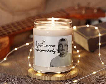 Vela de soja perfumada de Morgan Wallen con cita inspiradora para una decoración acogedora y relajante.