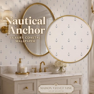 Könnte beinhalten: Tapete mit einem sich wiederholenden Muster aus kleinen dunkelblauen Ankern auf weißem Hintergrund. Der Text Nautical Anchor Luxury Coastal Wallpaper und Maison Velvet Vine Luxury Wallpaper ist im Badezimmer zu sehen.