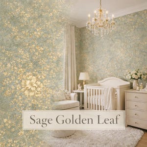 Könnte beinhalten: Ein Kinderzimmer mit salbeigrünem und goldenem Blumengemustertem Tapeten. Das Zimmer verfügt über ein weißes Kinderbett, eine Kommode und einen Sessel. Ein Kronleuchter hängt von der Decke, und der Text "Sage Golden Leaf" wird auf einem Banner angezeigt.