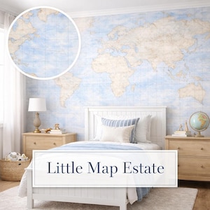 Puede incluir: Un dormitorio con un mural de mapa del mundo en tonos azules y beige. La habitación cuenta con una cama blanca con almohadas azules y blancas, dos mesitas de noche de madera, una lámpara y un globo terráqueo. El texto "Little Map Estate" se muestra en un rectángulo blanco.