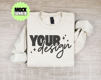 Maquette de sweat-shirt Gildan 18000 sable | Maquette ras du cou pliée en sable pour les vendeurs de POD | 4:3 JPEG style de vie à plat