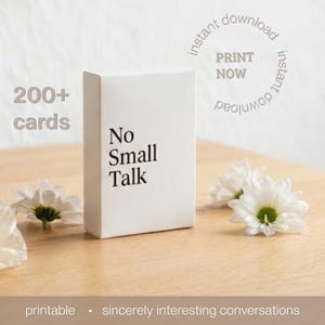 Op de afbeelding: Een witte doos met de tekst "No Small Talk" en "200+ kaarten" op een houten oppervlak. De woorden "direct downloaden" en "nu afdrukken" zijn ook zichtbaar. Witte bloemen met gele centra zijn rond de doos verspreid.