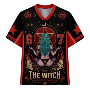 Op de afbeelding: Een zwart en rood V-hals shirt met een afbeelding van een figuur met blauwgroen haar in een meditatieve houding. Het ontwerp bevat een groot pentagram, kaarsen, de cijfers 6 en 7, en de tekst THE WITCH TRUST YOUR MAGIC in gouden letters.