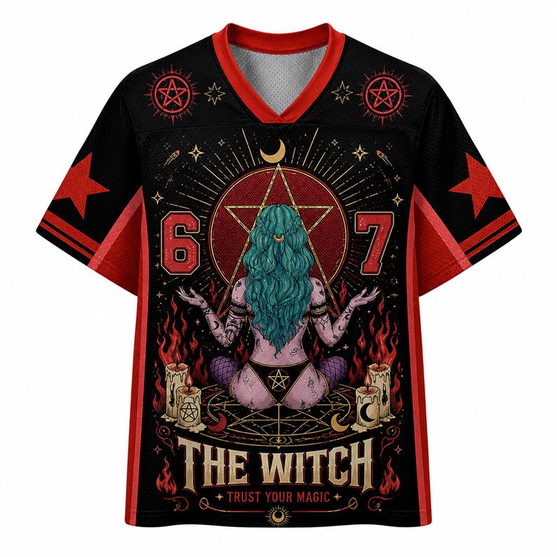 Op de afbeelding: Een zwart en rood V-hals shirt met een afbeelding van een figuur met blauwgroen haar in een meditatieve houding. Het ontwerp bevat een groot pentagram, kaarsen, de cijfers 6 en 7, en de tekst THE WITCH TRUST YOUR MAGIC in gouden letters.