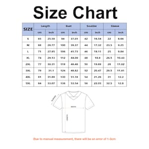 Op de afbeelding: Een maattabel met zwarte tekst op een witte achtergrond, met kolommen voor lengte, borstomvang, schouderbreedte en mouwlengte in cm en inches voor de maten S tot 5XL. Hieronder staat een lijntekening van een t-shirt met lengte- en breedte-aanduidingen.
