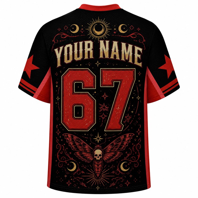 Op de afbeelding: Een zwart shirt met korte mouwen en rode accenten, voorzien van de tekst YOUR NAME en het nummer 67 in rood met gouden omlijningen. Het ontwerp bevat een centrale mot-afbeelding met een schedel en gouden maan- en stermotieven.