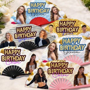 Peut inclure: Plusieurs éventails décoratifs avec l'inscription "Happy Birthday" et des noms. Les éventails présentent des photos de personnes et sont de différentes couleurs, dont le rouge, le noir et le rose. Des accents dorés et blancs sont visibles.
