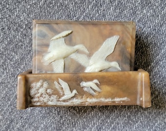 Set di fermacarte e portatovaglioli da scrivania Vintage Design Gifts International con anatra volante in finta pietra ollare effetto marmo.