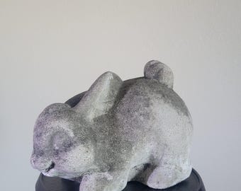 Estatua de conejo de hormigón vintage para jardín - Adorno rústico de conejo de cemento para césped