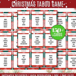 Könnte beinhalten: Ein Weihnachts-Tabu-Spielset mit mehreren rechteckigen Karten mit rot-grünem Karomuster am Rand. Jede Karte zeigt oben ein weihnachtliches Wort, gefolgt von einer Liste verwandter Begriffe. Ein grünes rundes Abzeichen zeigt 150+ CARDS.