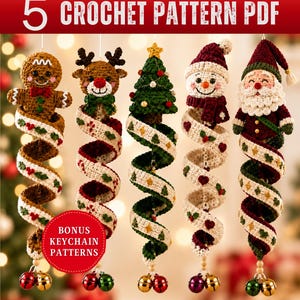 Op de afbeelding: Vijf haakpatronen in PDF-formaat voor hangende kerstversieringen: een peperkoekmannetje, rendier, kerstboom, sneeuwpop en de kerstman. Elk figuur rust op een spiraalvormige staart met feestelijke motieven en twee kleine belletjes onderaan.