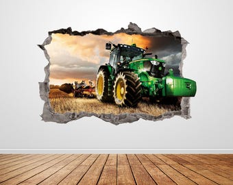 Op de afbeelding: Een muursticker met een groene en gele tractor in een geoogst veld bij zonsondergang. Het ontwerp creëert een 3D-effect, alsof de muur is opengebroken om de agrarische scène met een bewolkte lucht en een ploeg in de verte te onthullen.