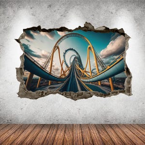 Puede incluir: Un vinilo decorativo con un agujero de estilo 3D en una pared de hormigón que revela una pista de montaña rusa amarilla con soportes azules bajo un cielo nublado. El diseño crea una ilusión de profundidad mostrando un bucle.