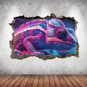 Könnte beinhalten: Ein Wandaufkleber mit einem leuchtend bunten Chamäleon mit texturierten Schuppen in Neonrosa, Violett und Blau. Das Design erzeugt einen 3D-Effekt, als würde die Echse durch ein gezacktes, aufgebrochenes Loch in einer grauen Betonwand kriechen.