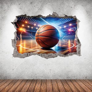 Könnte beinhalten: Ein Wandaufkleber mit einem realistischen Basketball, der auf einem polierten Holzboden in einer hell erleuchteten Arena zentriert ist. Das Design erzeugt einen 3D-Effekt, als wäre die Wand aufgebrochen, um den Blick auf ein Stadion freizugeben.