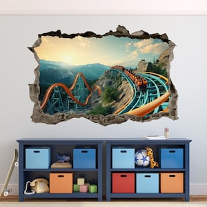 Puede incluir: Un vinilo de pared con un efecto de agujero en 3D que revela una escena de montaña rusa con vías naranjas y azul verdoso serpenteando a través de un paisaje montañoso al atardecer, con un tren de pasajeros moviéndose por las vías a lo lejos.