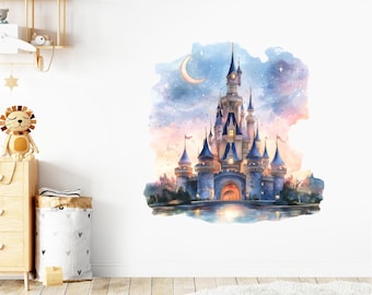 Könnte beinhalten: Aquarell-Wandtattoo eines Märchenschlosses mit blauen Türmen, einem Mond und Sternenhimmel. Das Schloss spiegelt sich im Wasser wider, wodurch eine bezaubernde Szene entsteht. Ideal für ein Kinderzimmer oder einen Kindergarten.