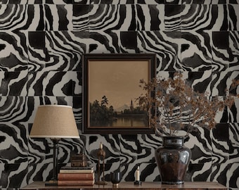 Papel de Parede Abstrato Zebra em Preto e Branco: Revestimento de Parede Luxuoso com Listras Marmorizadas para Hall de Entrada