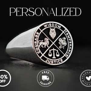 Puede incluir: Un anillo de sello plateado con una cara circular negra. La cara presenta las palabras "Coraje", "Sabiduría", "Templanza" y "Justicia". La palabra "PERSONALIZADO" está encima.