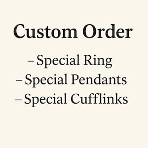 Könnte beinhalten: Auf cremefarbenem Hintergrund steht in fetter, schwarzer Schrift "Custom Order", gefolgt von "Special Ring", "Special Pendants" und "Special Cufflinks". Das Bild deutet auf Sonderanfertigungen von Schmuck hin.