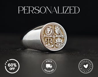 Könnte beinhalten: Ein silberner Ring mit einem kreisförmigen Emblem mit einem Löwen, einer Eule, einer Waage und einer Lotusblume, mit den Worten "Mut", "Weisheit", "Gerechtigkeit" und "Mäßigkeit". Das Wort "PERSONALISIERT" steht oben.