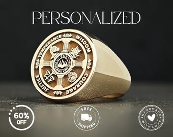 Könnte beinhalten: Ein goldfarbener Siegelring mit einem eingravierten Design. Die Ringoberfläche zeigt ein kreisförmiges Emblem mit dem Wort "PERSONALIZED" oben. Das Emblem enthält Text und Symbole, darunter "JUSTICE", "TEMPERANCE", "WISDOM" und "COURAGE".